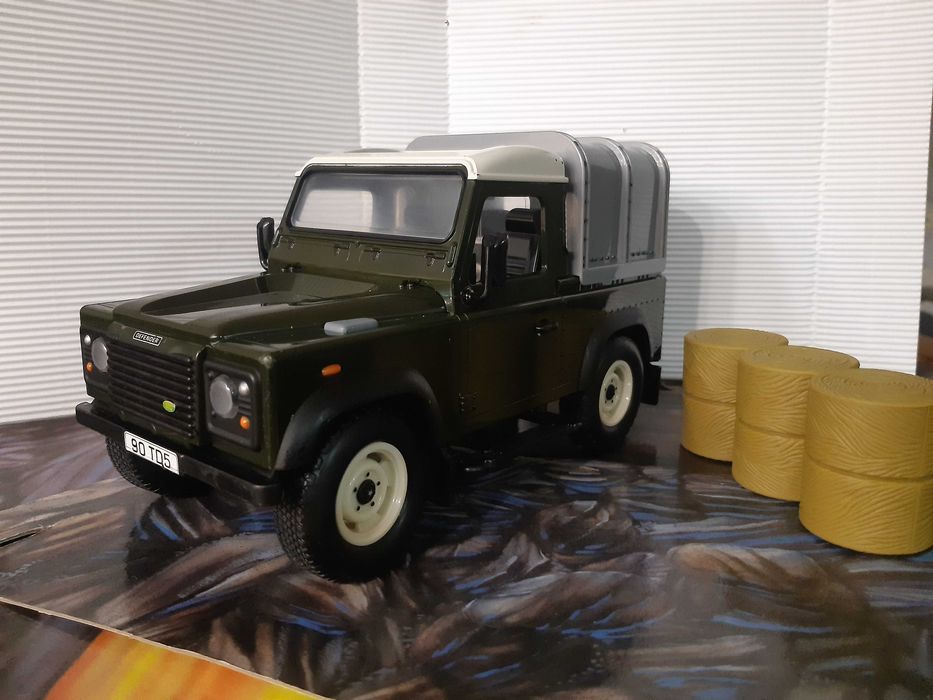 1/16 Miniatura - Land Rover Defender 90 TD5