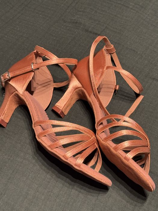 Buty do tanca latino rozmiar 40 ale pasujacy na 39