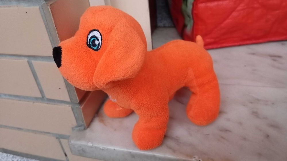 Cão peluche laranja