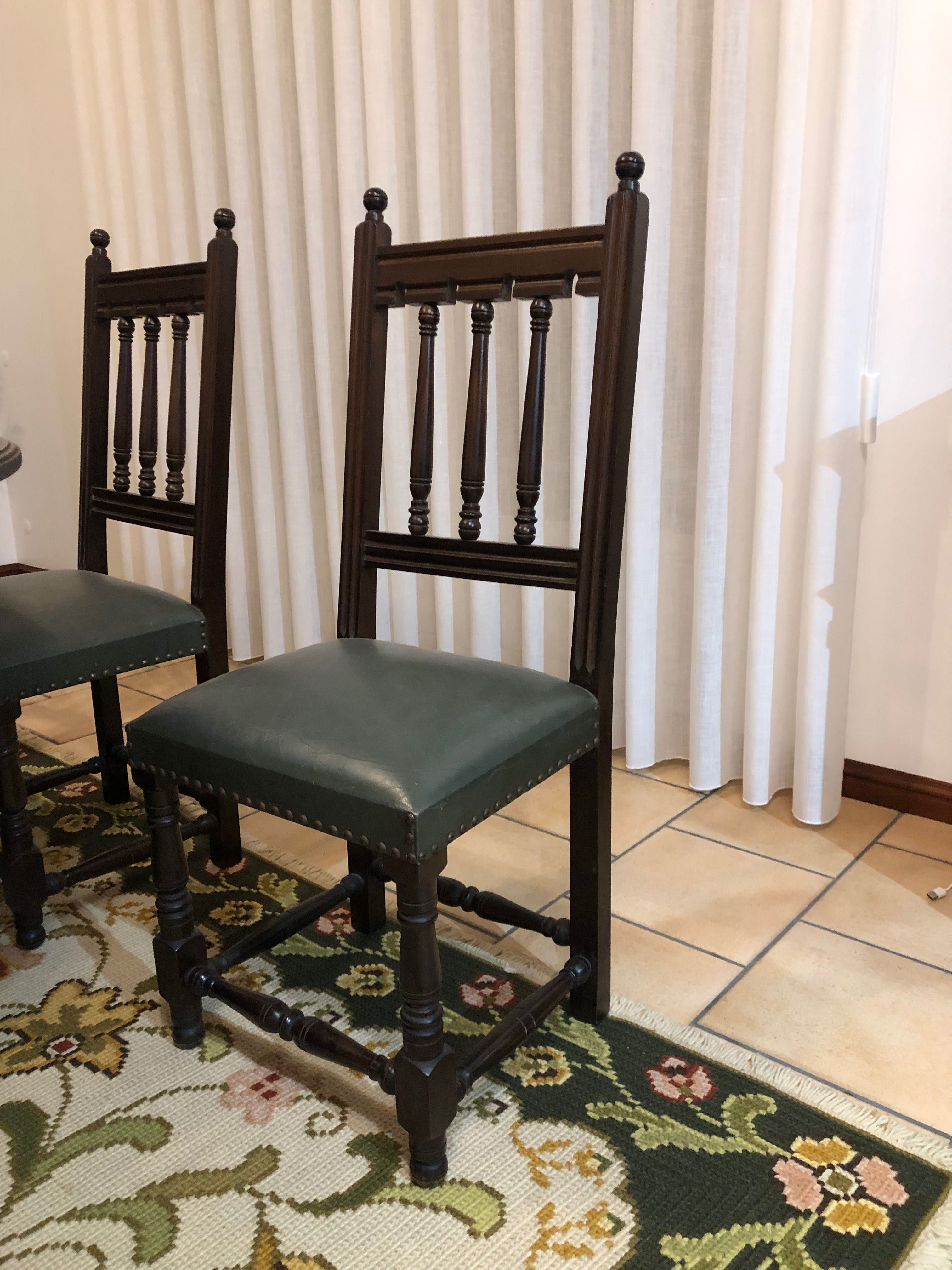 Conjunto de mesa e cadeiras