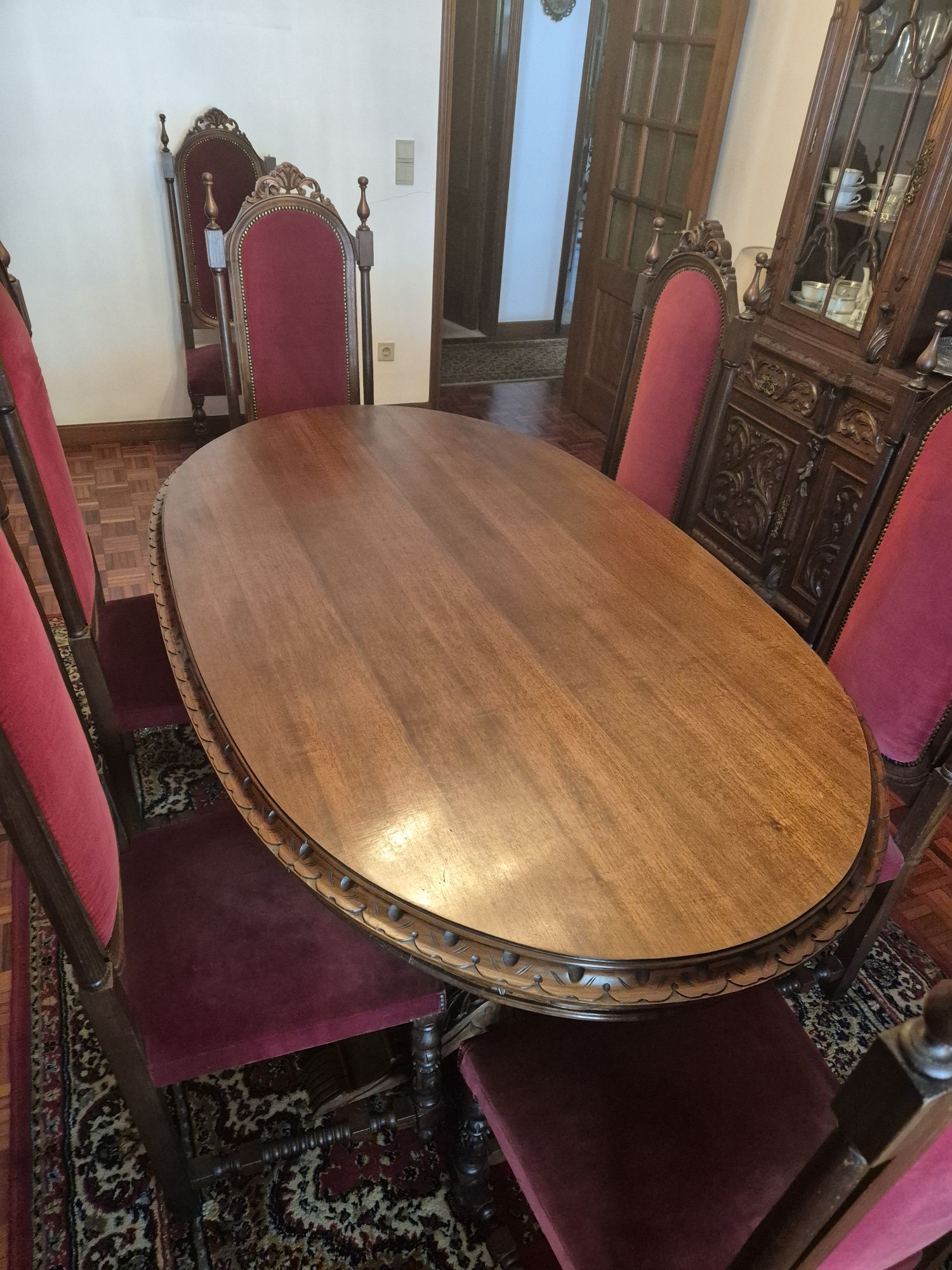 Movel Cristaleira sala de jantar com mesa oval
