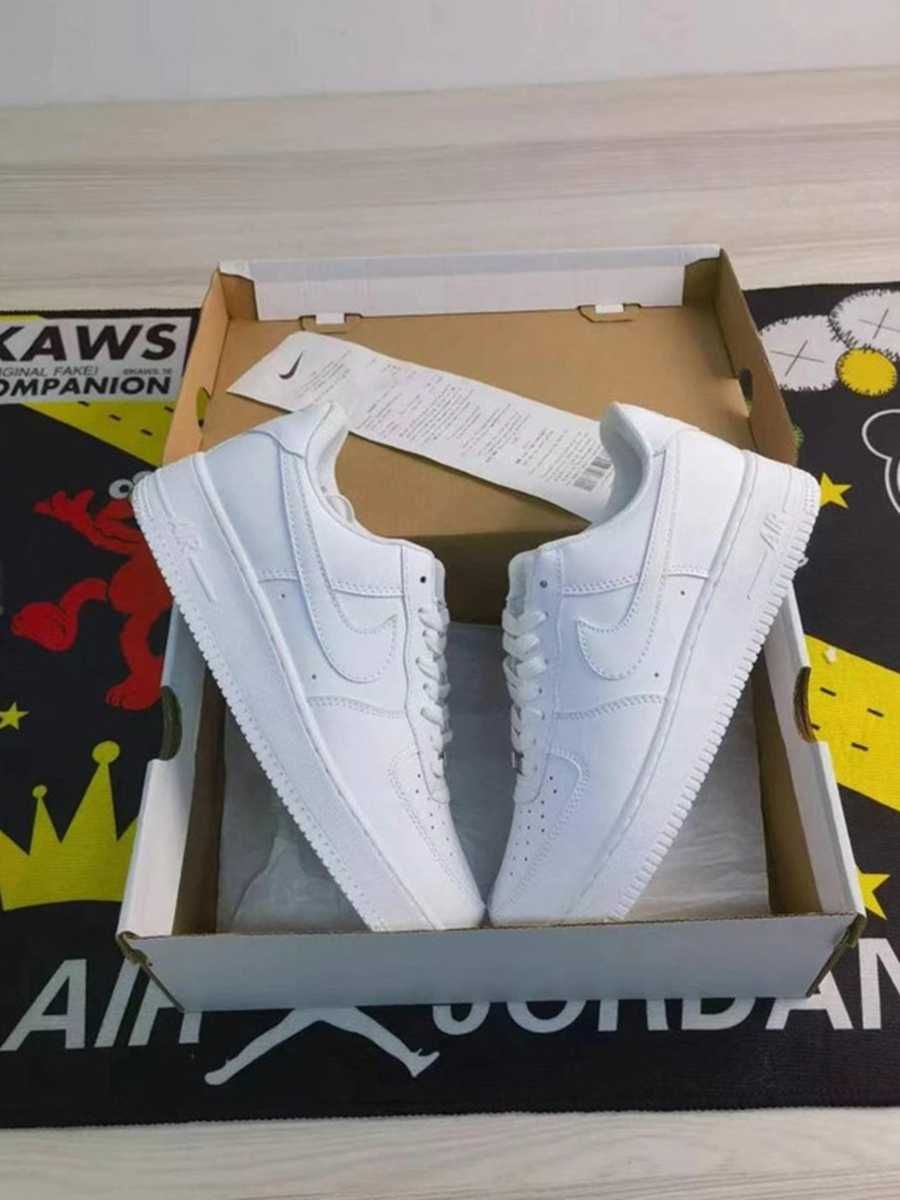 Białe buty Nike w rozmiarze 36, dostarczane w pudełku
