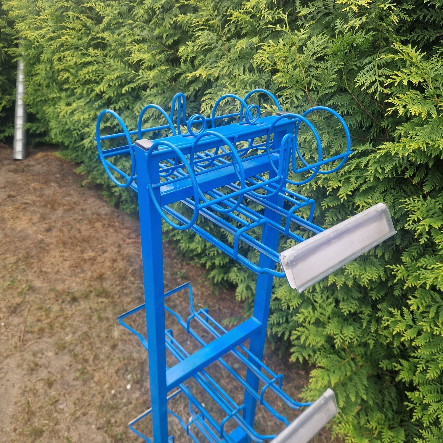 Sklepowy stojak do butelek.
