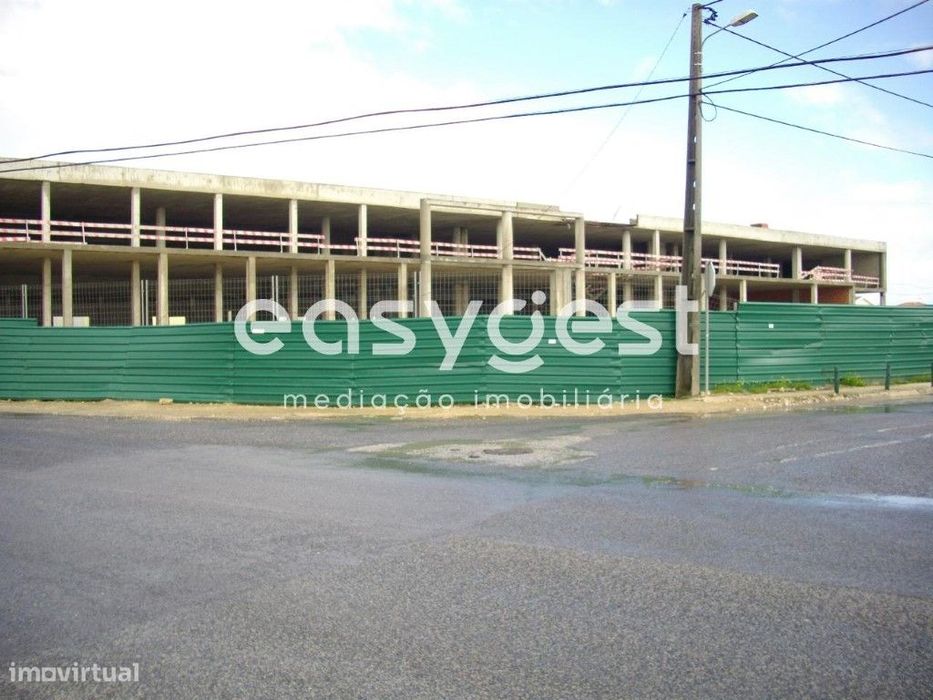 Armazém Industrial mas também com afetação comercial em Rio-de-Mouro