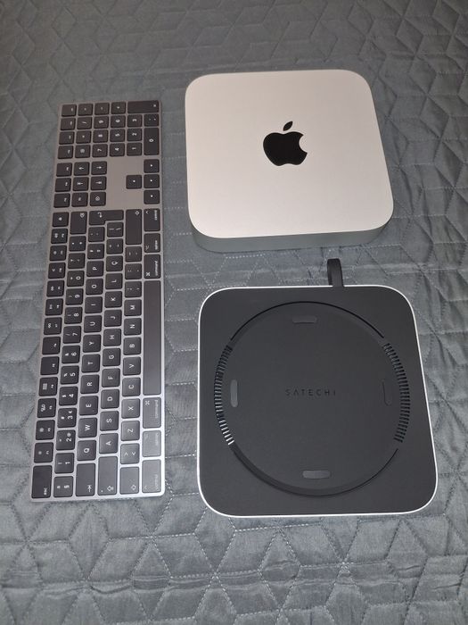 Mac mini M2 + magic keyboard + Satechi hub