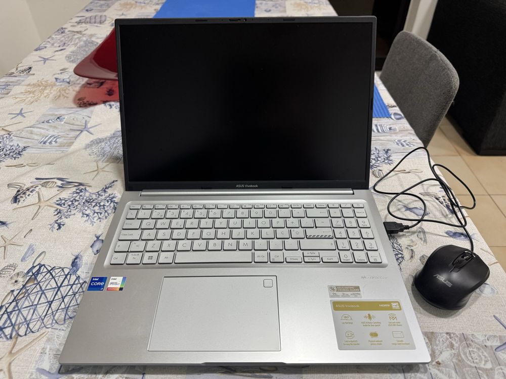 Notbook asus novo  preço pra sair logo ele ta custando na loja 890