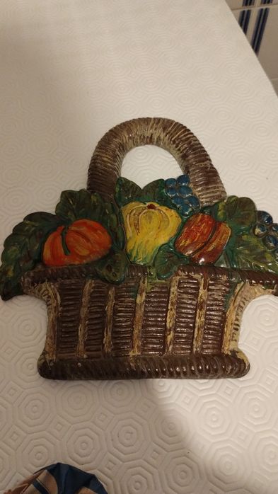 2 Cestas decorativas e um cinzeiro pintados