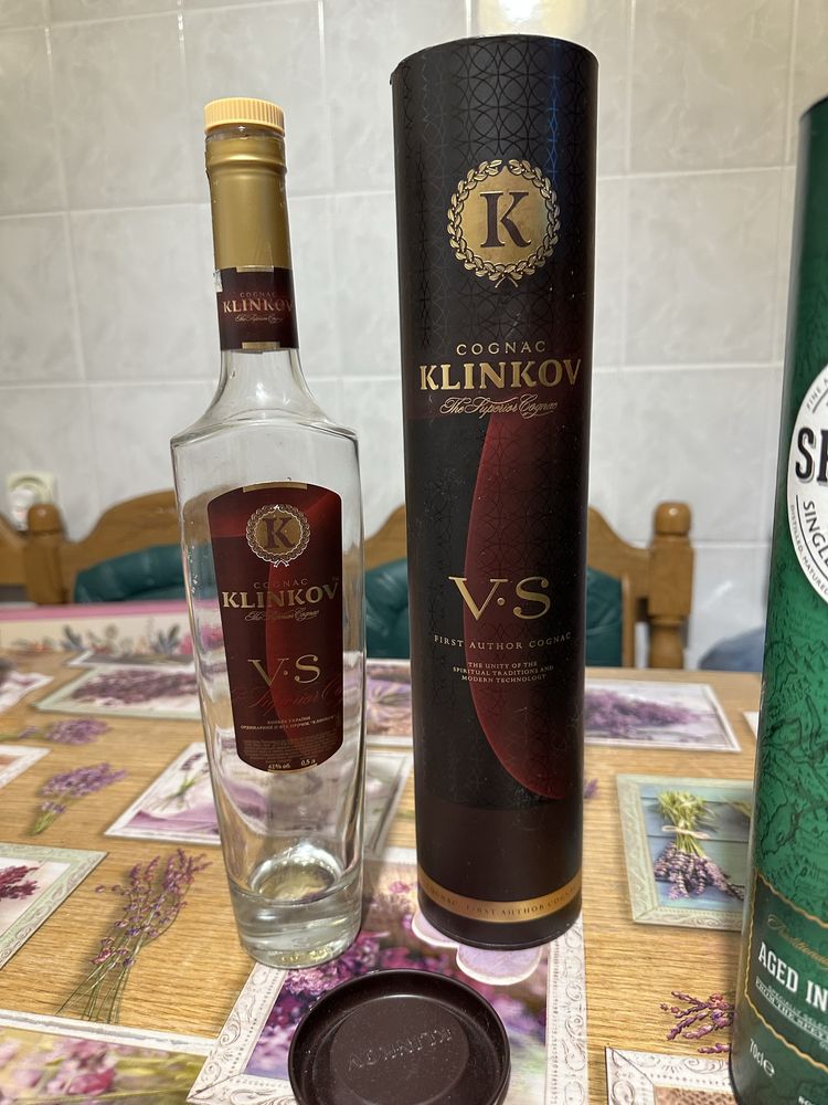 Тубус і пляшка (віскі Glenfiddich 12) та інші