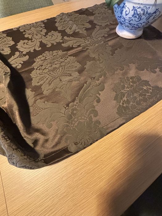 Corre-mesa e sete guardanapos iguais.