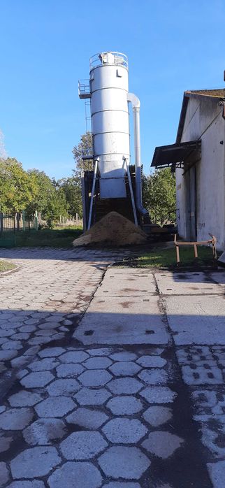 Silos do trocin z powrotem ciepłego powietrza.