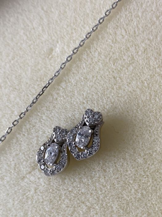 Zestaw srebrnej biżuterii ślubnej. Kolczyki i naszyjnik