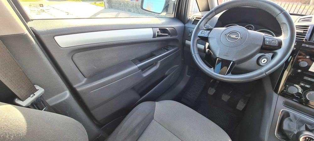 Opel Zafira B 2011 читайте опис