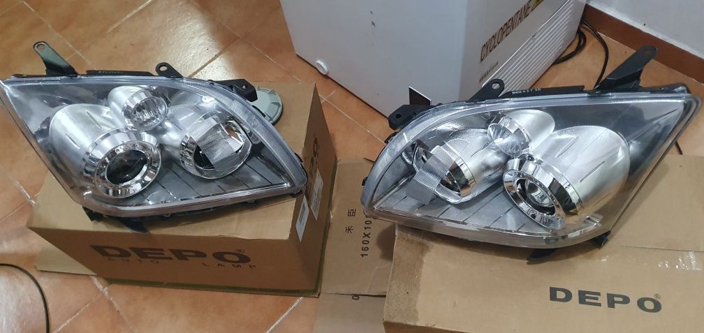 Farol principal toyota avensis 2008