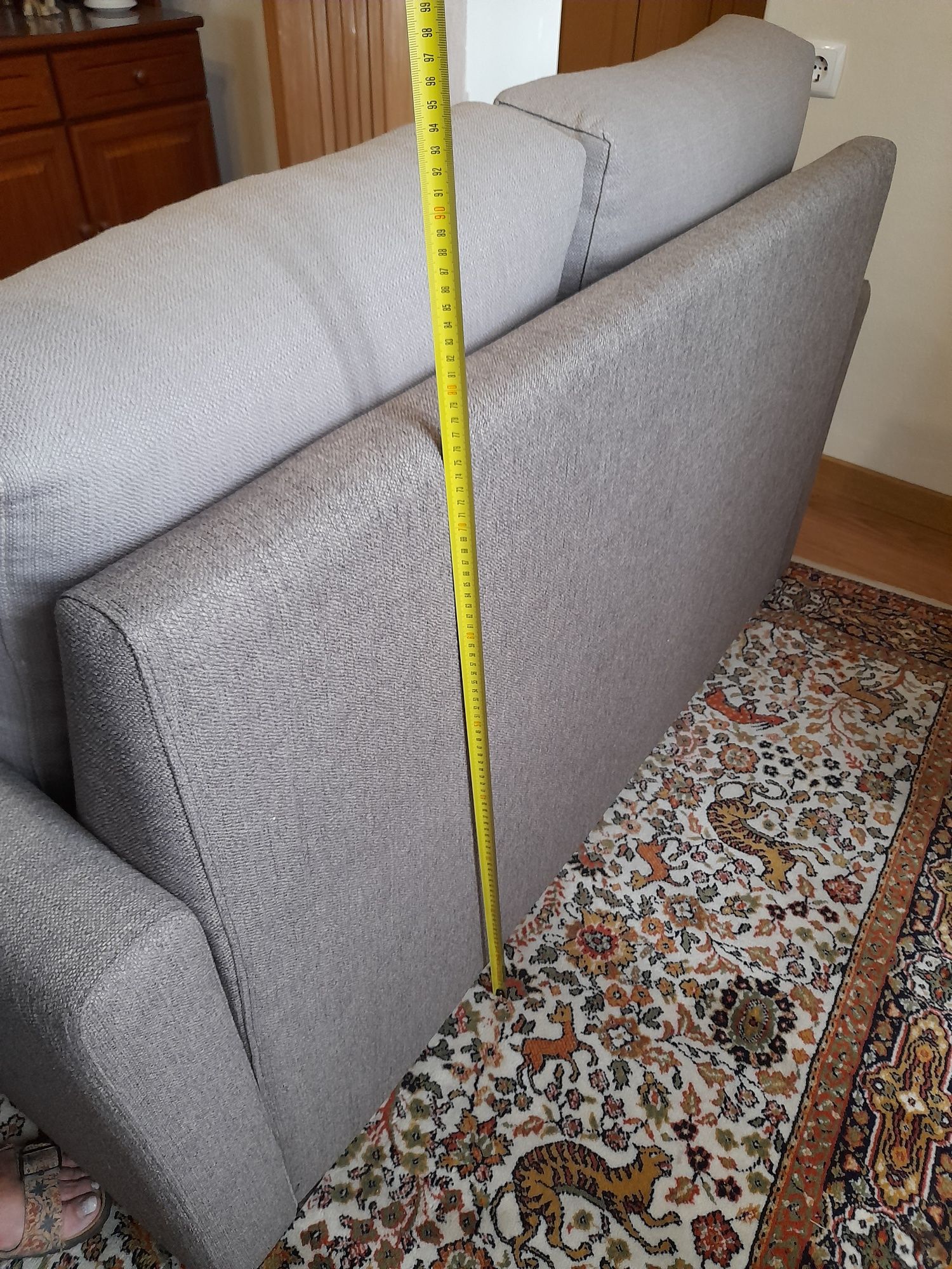 Sofá em tecido novo, cor cinza nunca usado.