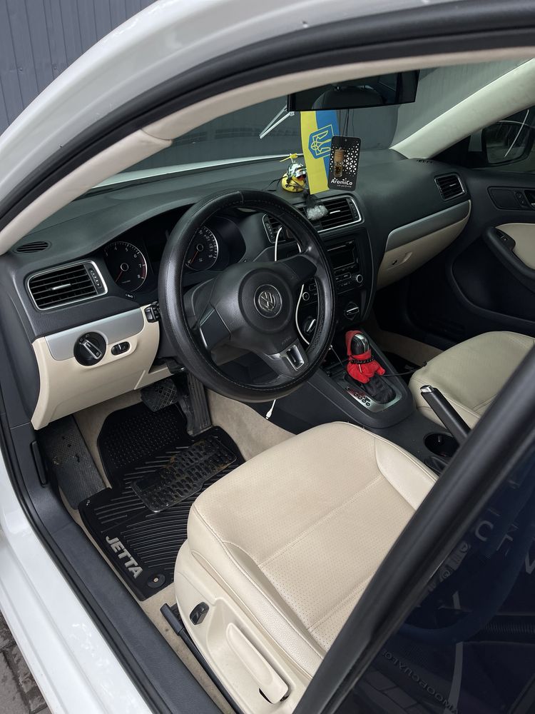 Volkswagen jetta 2,5 л 2012 год