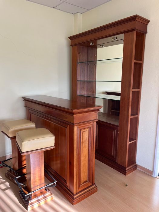 Bar estante. Bar  com 2 bancos