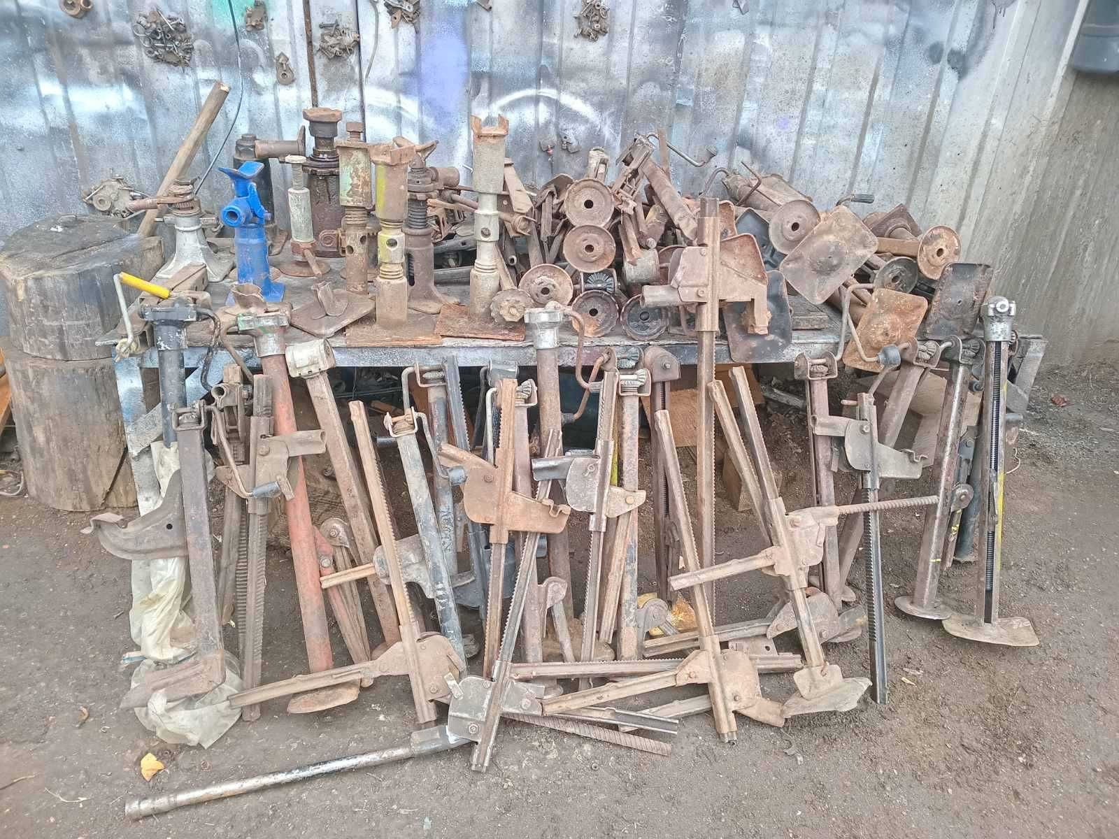 Домкрат механічний