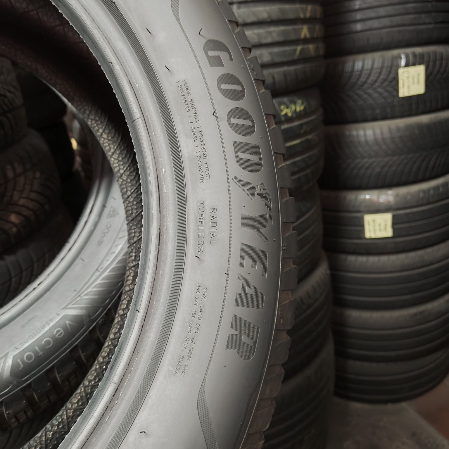 225/55/18 XL Sprzedam parę opon całorocznych Goodyear
