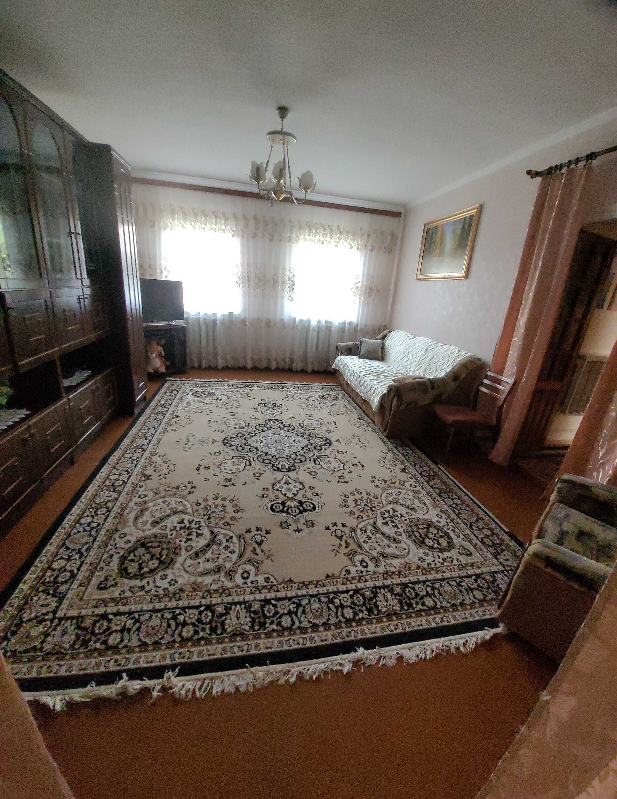 Продам дворище з 2-а будинками, госп. будівлями та земельною ділянкою