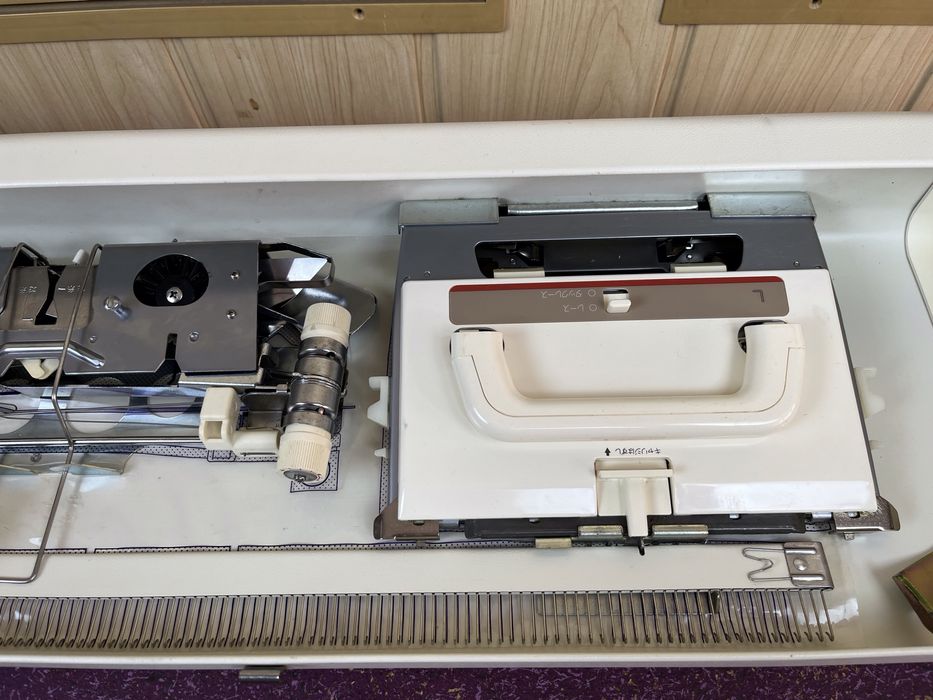 Вязальная электронная машина Brother KH 930, Topical 3