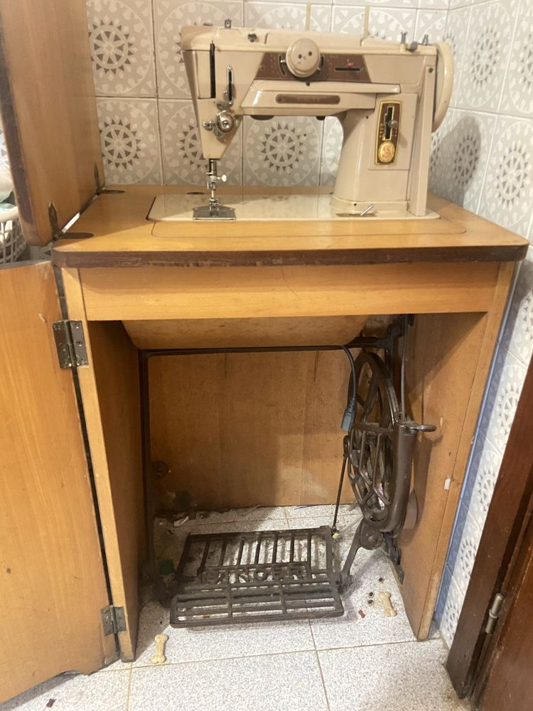 Maquina Singer com ligação eletrica