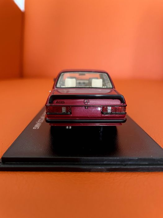 Carro miniatura de coleção Mercedes 280 E (W123) AMG