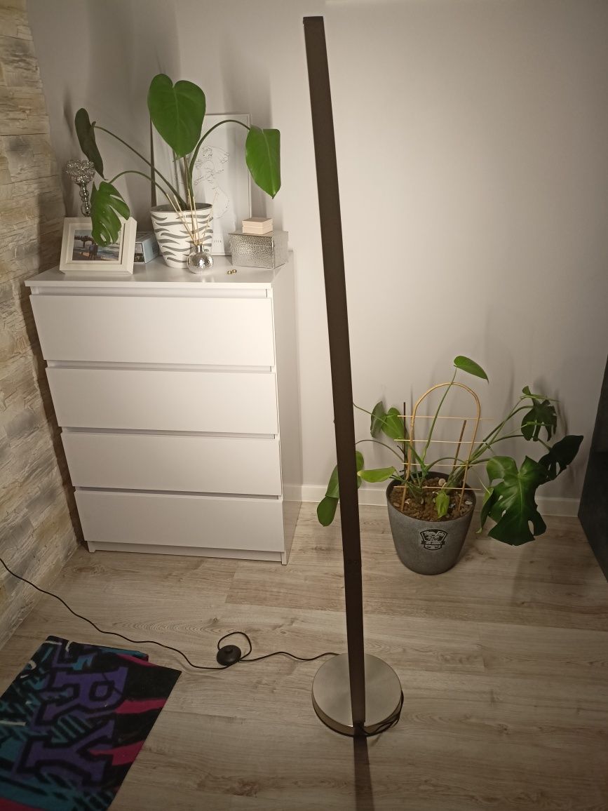 Lampa podłogowa ledowa