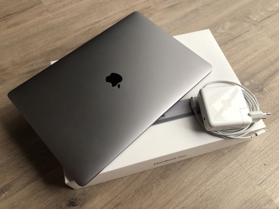 Macbook Pro 15 i9 32GB GFX 4G 500 SSD