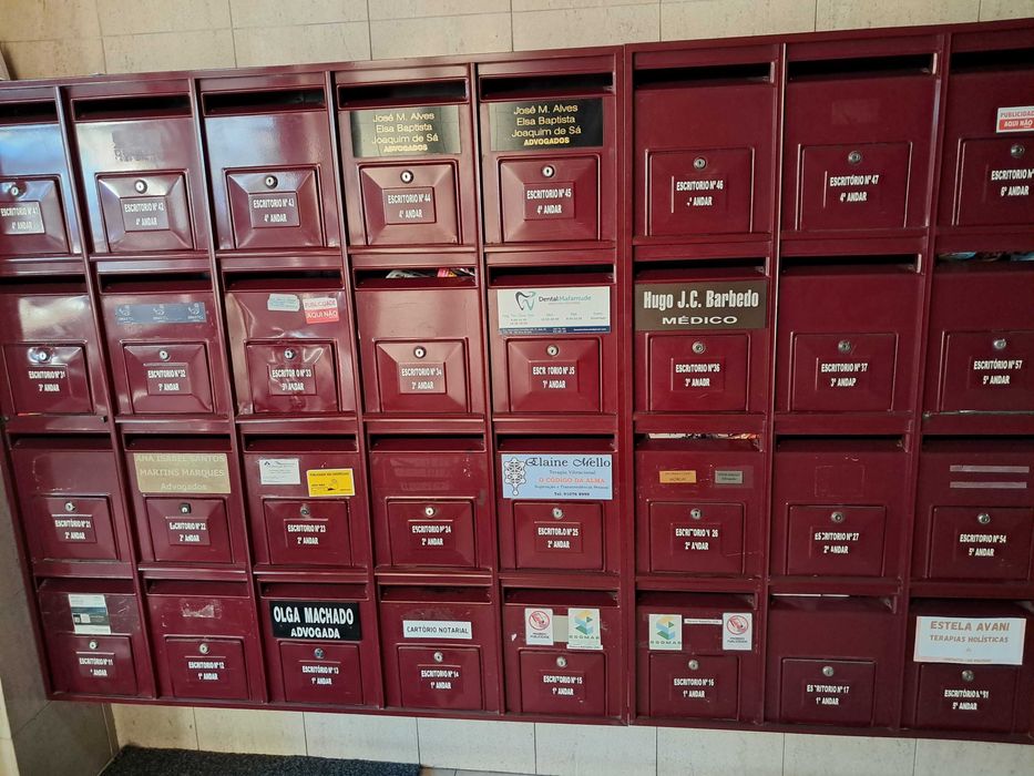 Sala/escritório com wc em Mafamude, V.N.Gaia, junto ao El Corte Inglês