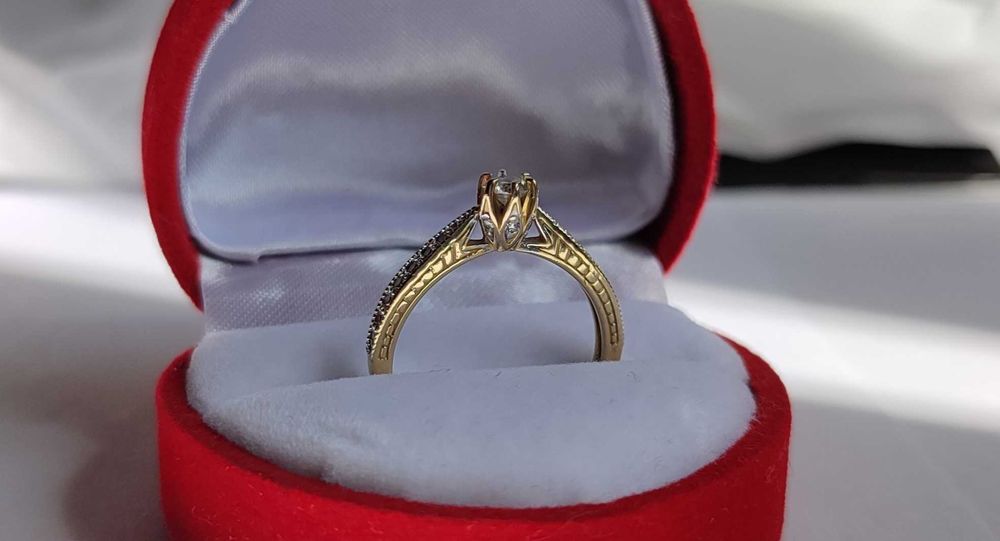 Złoty pierścionek z diamentami pr. 585 0,3 ct