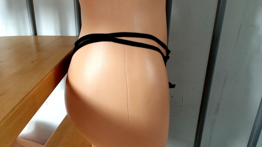 Stringi czarne przód w kształcie kwiatka paski po bokach siateczka