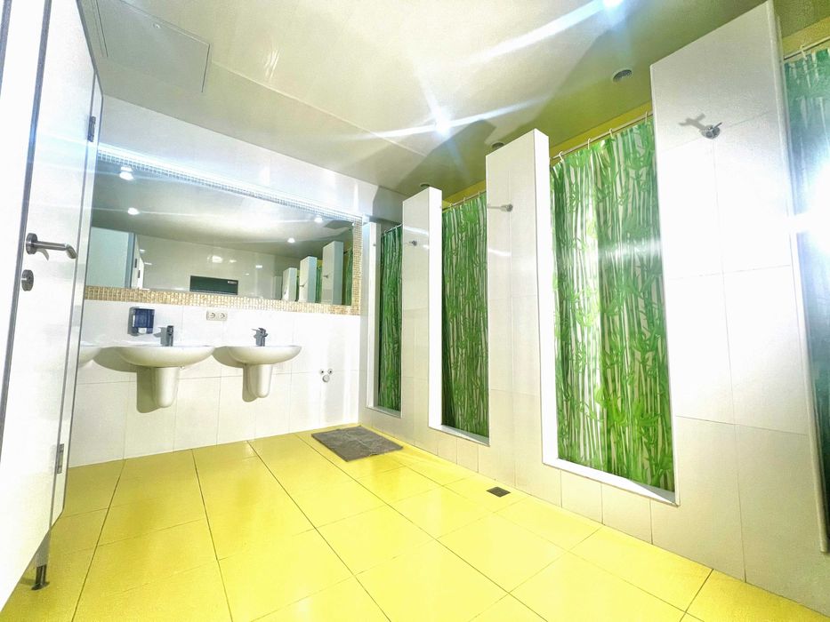 Сучасний хостел у Голосіївському р-ні – зручний вхід, перший поверх.