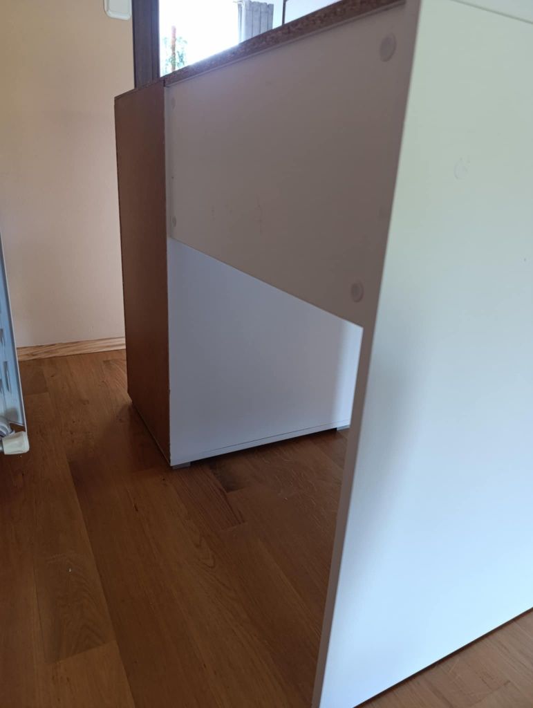 Biurko białe z kryształowymi uchwytami