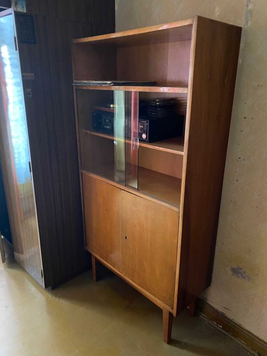 kredens biblioteczka wąska PRL na kwadratowych nóżkach.