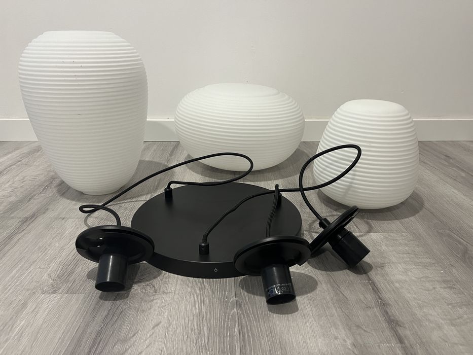 candeeiro teto base metal e  globos de vidro fosco suspensos