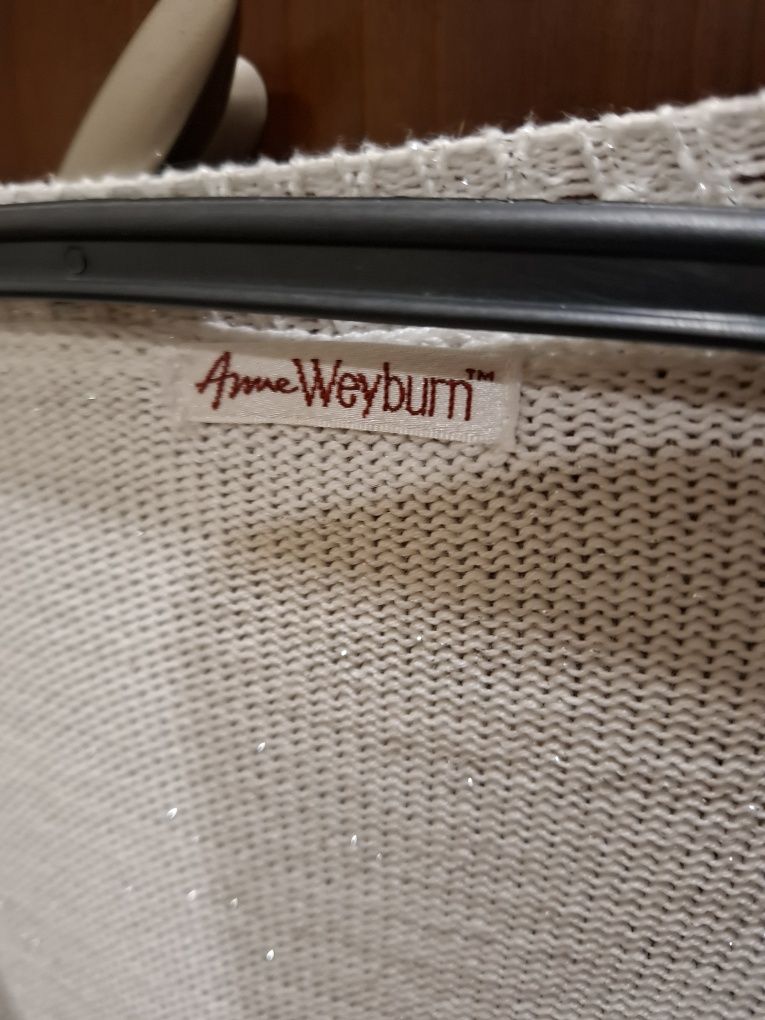Camisola branca com renda nas mangas