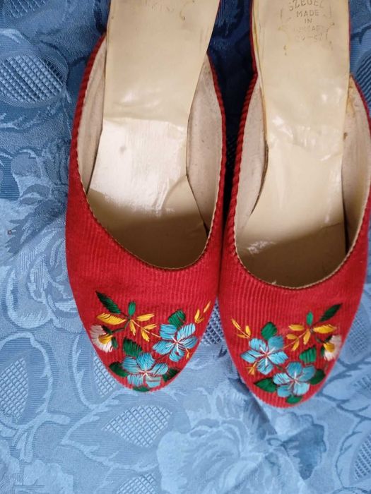 Босоножки Szegel  красные в вышивкой