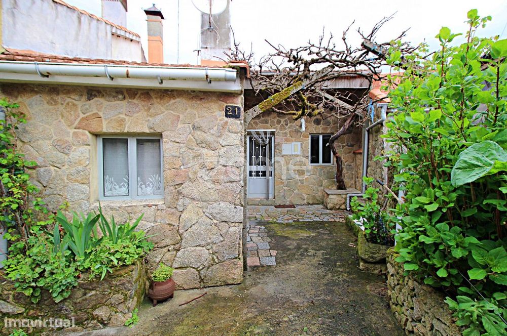 Moradia T2 com 2 pisos em Tourém, Montalegre