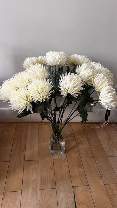 Bukiet 20 sztuk wysokich, nowych chryzantem w kolorze białym