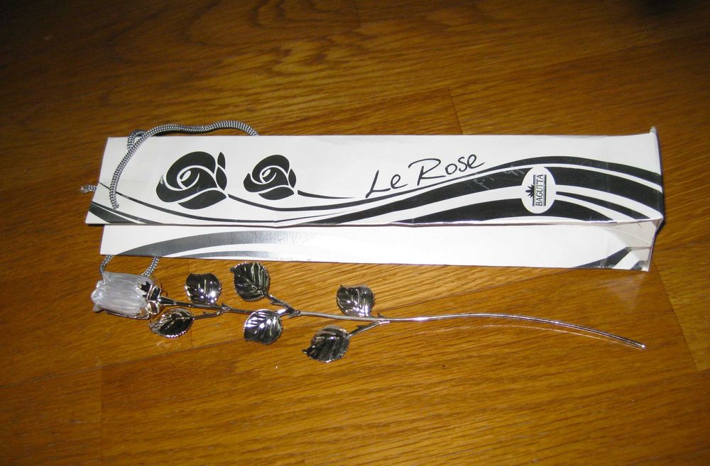 Rosa com Caule Banhada em Prata