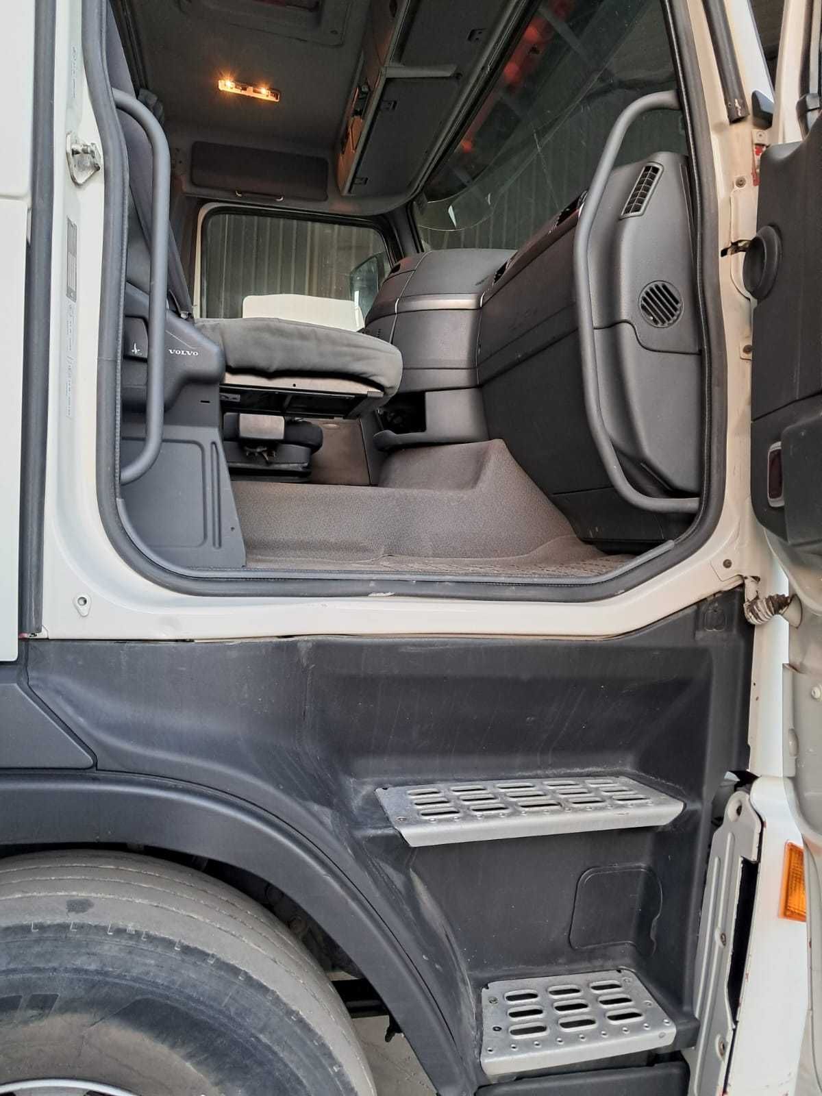 Trator Volvo Fh 12 com kit basculante