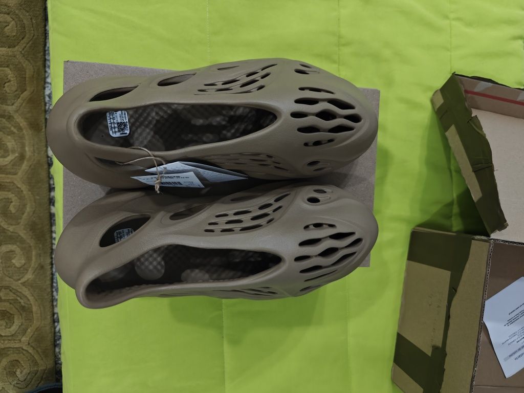 Yeezy foam rnnr clay taupe