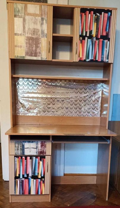 Детский письменный стол с надстройкой.