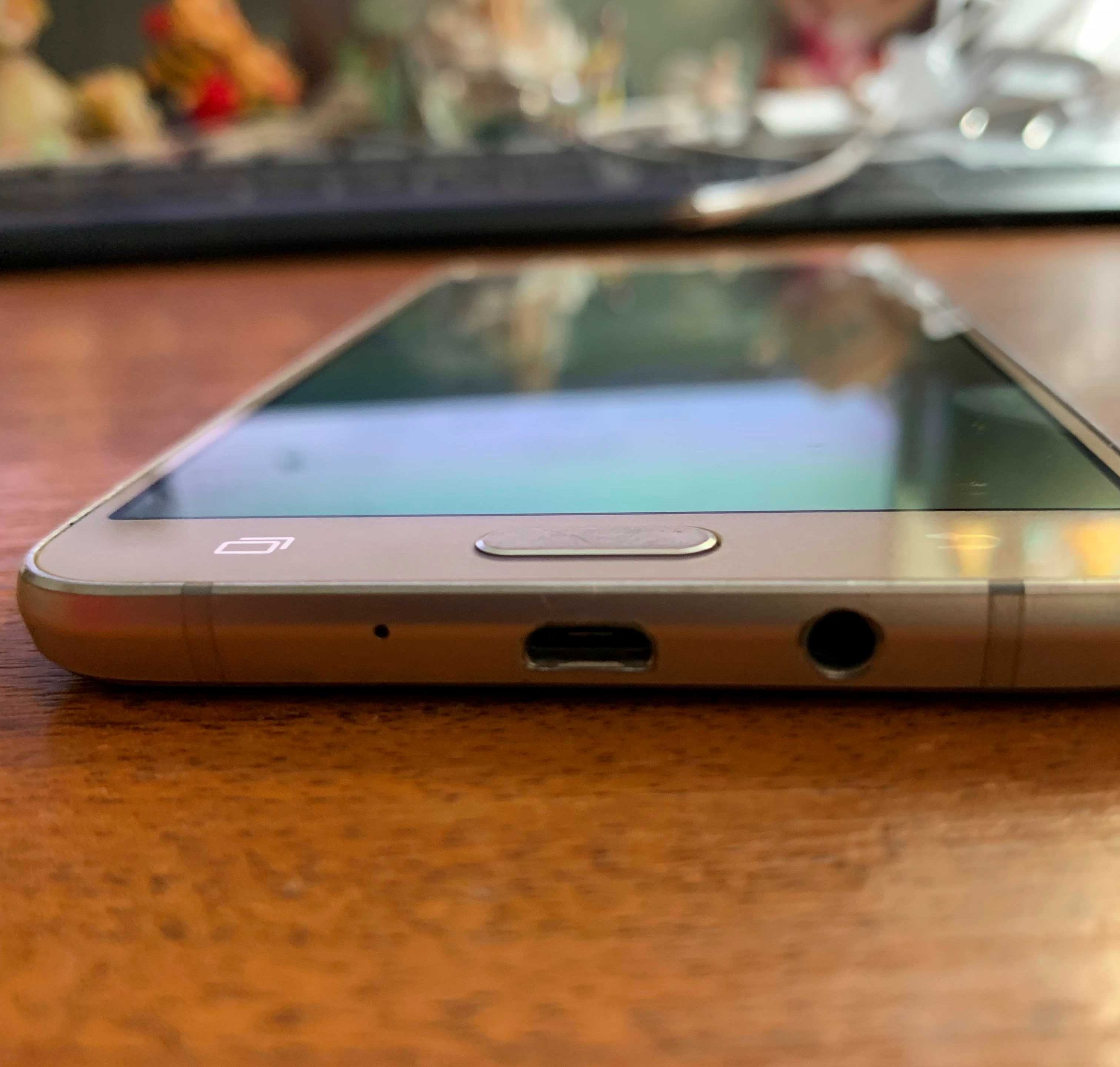 Продаётся мобильный телефон Samsung Galaxy J7 в отличном состоянии