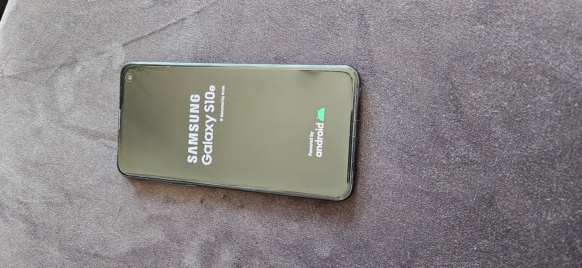 Samsung Galaxy S10e z etui, ładowarką, kablem USB i słuchawkami