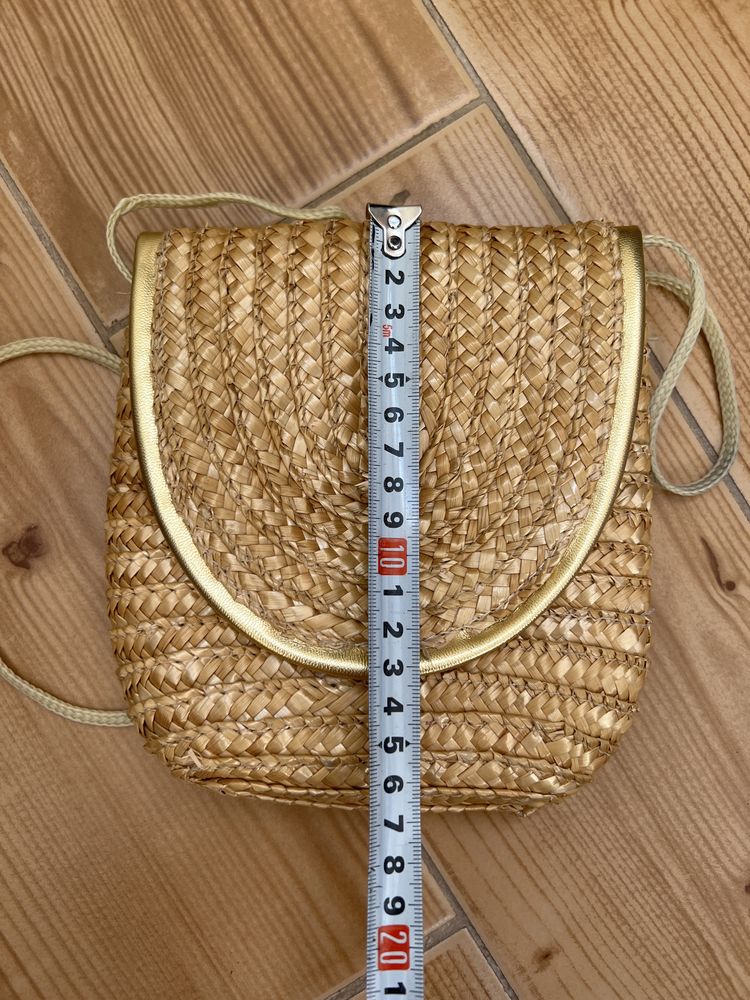 Маленька плетена соломʼяна сумочка