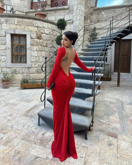 Сукня з відкритою спиною!