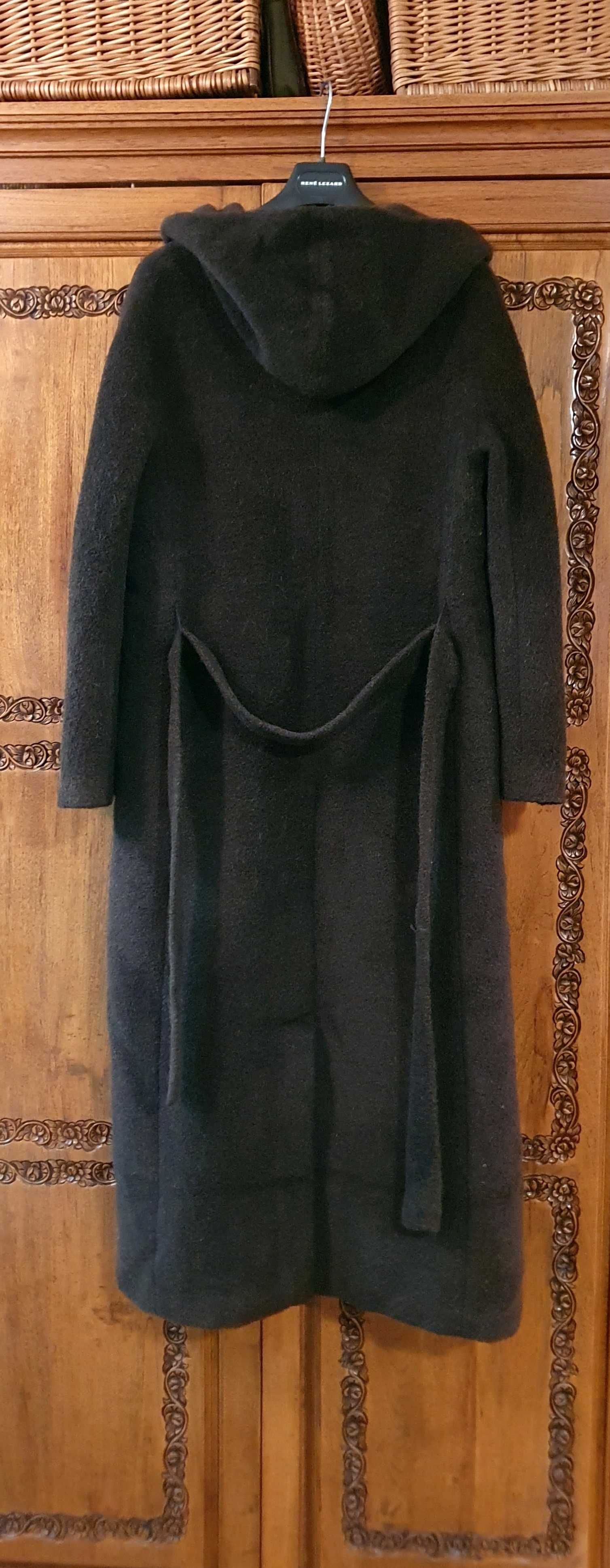Elegancki, długi i ciepły płaszcz z kapturem z wełny i alpaki.Brązowy.