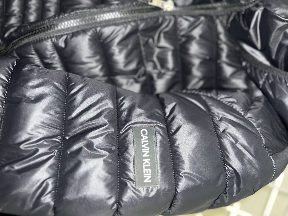 Продам довгу жіночу куртку Calvin klein