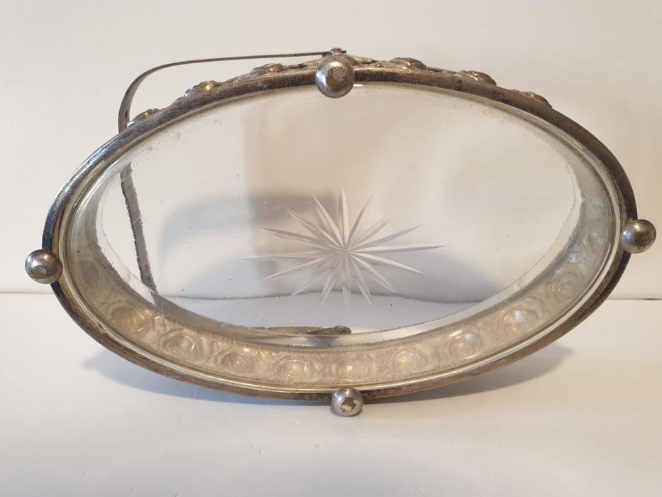 Antigo centro de mesa Arte Nova com rosas em casquinha com vidro